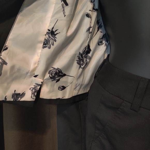 Suit - Picture 3 of 5